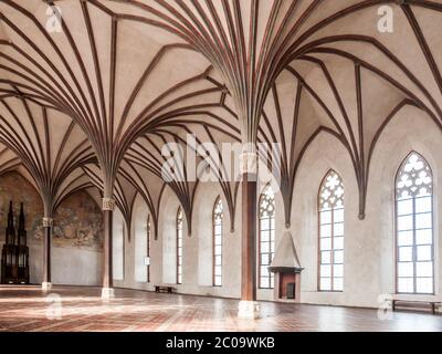 Das große Refektorium, der größte Saal im Schloss Malbork mit einer schönen gotischen Gewölbedecke, Polen. Stockfoto