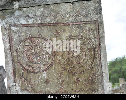 Alte orthodoxe und vedische Symbole auf Grabsteinen auf dem Friedhof in Ostserbien Stockfoto