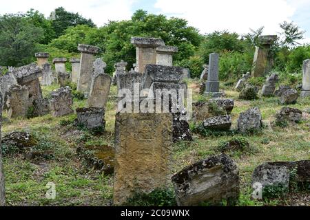 Alte orthodoxe und vedische Symbole auf Grabsteinen auf dem Friedhof in Ostserbien Stockfoto