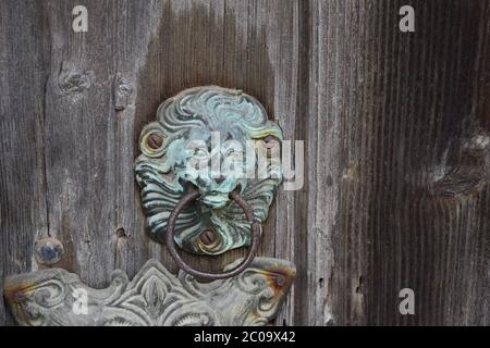 Altes Schloss an Holztür in Form eines Löwen Stockfoto