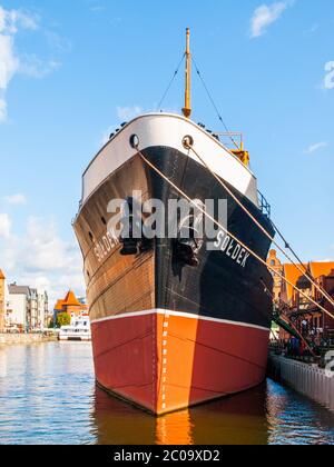 DANZIG, POLEN - 25. AUGUST 2014: SS Soldek Schiff - polnischer Kohle- und Erzfrachter. Am Motlawa-Fluss im Nationalen Schifffahrtsmuseum in Danzig, Polen. Stockfoto