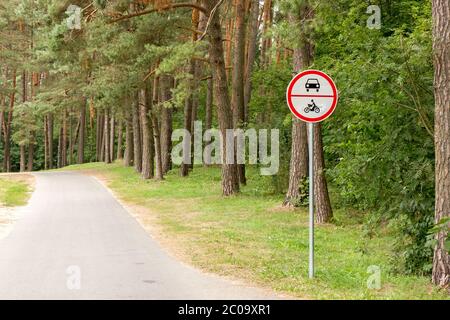 Keine Fahrzeuge Verkehrszeichen im Wald Stockfoto