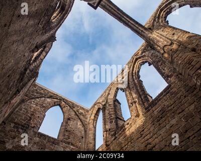 Klosterruine in Oybin, Deutschland. Ansicht von unten aus der Mitte der Kapelle, wo der Himmel sichtbar ist, anstatt der Decke. Stockfoto