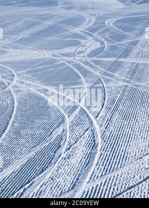 Leere morgendliche Skipiste mit mehreren Spuren von Skifahrern präpariert Stockfoto