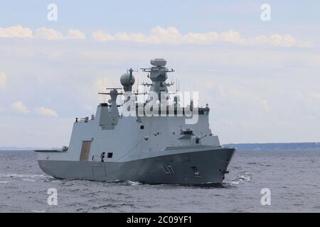 Das Royal Danish Navy Absalon-Klasse-Unterstützungsschiff HDMS Esbern Snare nimmt an NATO-Übung Baltic Operations am 7. Juni 2020 in der Ostsee Teil. Stockfoto