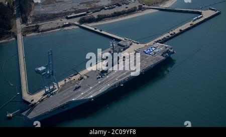 Der US Navy Nimitz-Klasse Flugzeugträger USS Nimitz dockte an der Naval Magazine Indian Island an, wo Besatzungen Munition an Bord des Schiffes in Vorbereitung für den Einsatz geladen 19. Februar 2020 in Port Hadlock, Washington. Indian Island ist der einzige Tiefwasser-Munitionshafen an der Westküste, wo die Installation konventionelle Kampfmittelunterstützung für Schiffe von Zerstörern bis hin zu U-Booten und Flugzeugträgern bereitstellen kann. Stockfoto