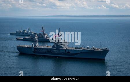 Das US Navy Blue Ridge-Klasse-Kommando- und Kontrollschiff USS Mount Whitney, Bottom, der Arleigh Burke-Klasse-Lenkraketen-Zerstörer USS Donald Cook, und die Royal Canadian Navy Halifax-Klasse Fregatte HMCS Fredericton, oben, nimmt an NATO-Übung Baltic Operations am 8. Juni 2020 in der Ostsee Teil. Stockfoto