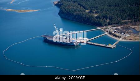 Der US Navy Nimitz-Klasse Flugzeugträger USS Nimitz dockte an der Naval Magazine Indian Island an, wo Besatzungen Munition an Bord des Schiffes in Vorbereitung für den Einsatz geladen 19. Februar 2020 in Port Hadlock, Washington. Indian Island ist der einzige Tiefwasser-Munitionshafen an der Westküste, wo die Installation konventionelle Kampfmittelunterstützung für Schiffe von Zerstörern bis hin zu U-Booten und Flugzeugträgern bereitstellen kann. Stockfoto