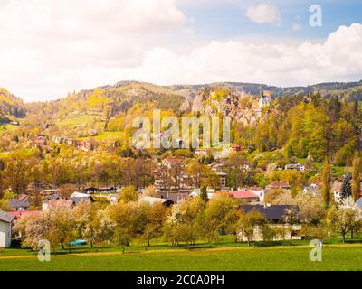 Ruinen des Schlosses Vranov mit kleiner Felskapelle, alias Pantheon, in Mala Skala an sonnigen Sommertagen mit blauem Himmel und üppig grünen Bäumen, Böhmisches Paradies, alias Cesky Raj, Tschechische Republik Stockfoto