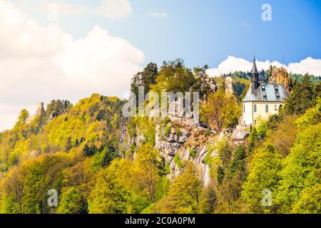 Ruinen des Schlosses Vranov mit kleiner Felskapelle, alias Pantheon, in Mala Skala an sonnigen Sommertagen mit blauem Himmel und üppig grünen Bäumen, Böhmisches Paradies, alias Cesky Raj, Tschechische Republik Stockfoto