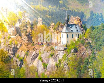 Ruinen von Schloss Vranov mit kleinen Felskapelle, Pantheon, in Mala Skala an sonnigen Sommertag mit blauem Himmel und üppig grünen Bäumen, Böhmisches Paradies, aka Cesky Raj, Tschechische Republik, Europa. Stockfoto