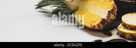 Frisch geschnittene köstliche Ananas auf Holzbrett auf weißem Hintergrund Stockfoto