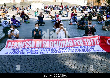 Nicht-EU-Einwanderer während einer Demonstration, um eine Arbeitserlaubnis für Italien zu beantragen. Sie tragen medizinische Masken für das Covid 19 Coronavirus. Rom zur Zeit des Covid 19, Italien, Europa, Europäische Union, EU. Stockfoto