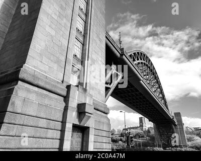 Monochrome Weitwinkelansicht der Tyne Bridge über den Tyne River & Quayside, Newcastle upon Tyne, Großbritannien Stockfoto