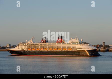 DISNEY MAGIE im FLUSS MERSEY in Liverpool vorbei an der berühmten fünf-Gesicht-Uhr, LIVERPOOL, ENGLAND Stockfoto