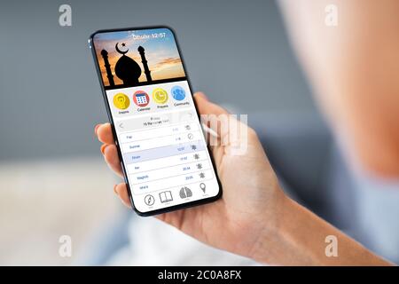 Frau, Die Die Muslim Prayer App Auf Dem Handy Benutzt Stockfoto