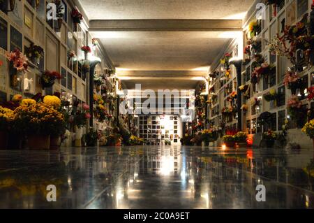 Ein Säularium auf einem Friedhof, um das Gedächtnis des Verstorbenen zu erhalten. Stockfoto