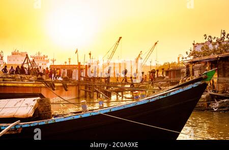 Chittagong, Bangladesch, 22. Dezember 2017: Manuelle Abladung von Fracht von Schiffen im Hafen des Karnaphuli River in Chittagong, Bangladesch Stockfoto