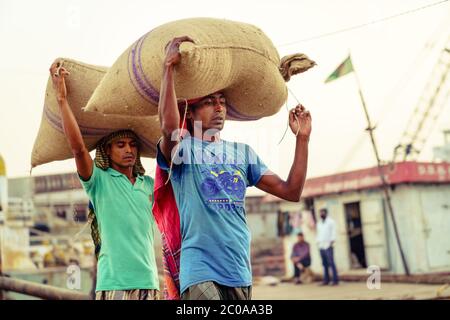 Chittagong, Bangladesch, 22. Dezember 2017: Manuelle Abladung von Fracht von Schiffen im Hafen des Karnaphuli River in Chittagong, Bangladesch Stockfoto