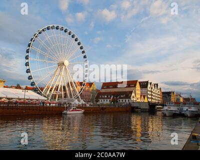 Motlawa Fluss und Riesenrad in Danzig, Polen Stockfoto