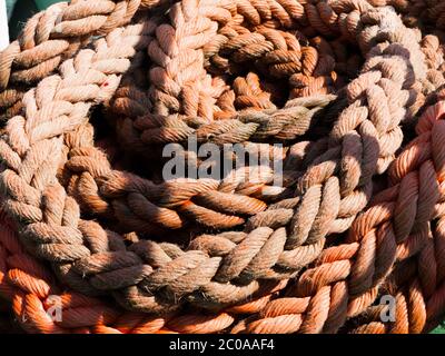 Detailansicht des roten Seils, nautischer Hintergrund Stockfoto