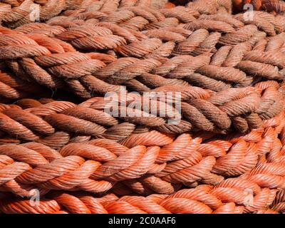 Detailansicht des roten Seils, nautischer Hintergrund Stockfoto