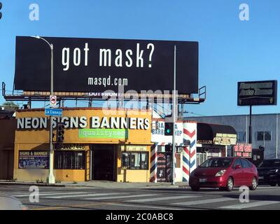 Eine Plakatwand in Los Angeles, die den Verkauf von Masken online im Zuge der Corona-Virus-Epidemie fördert. Stockfoto