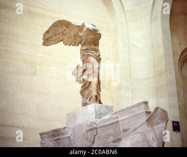 Die geflügelte Siegesfigur von Samothrake (die geflügelte Nike) im Louvre-Museum (Musée du Louvre) Paris, Île-de-France, Frankreich Stockfoto