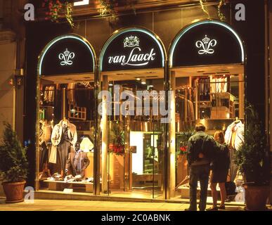 Ein Paar schaut nachts in die Modehäsentür, Rue de la Paix, Paris, Île-de-France, Frankreich Stockfoto