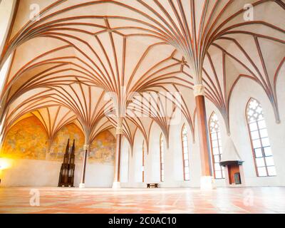Das große Refektorium, der größte Saal im Schloss Malbork mit einer schönen gotischen Gewölbedecke, Polen Stockfoto
