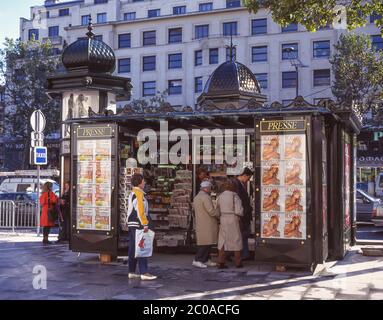 Traditionelle Zeitung 'Presse' Kiosk, Avenue des Champs-Élysées, Paris, Île-de-France, Frankreich Stockfoto