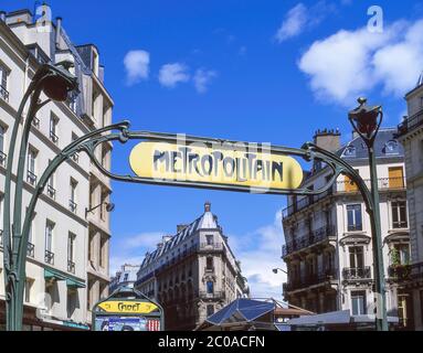 Eintrittsschild zur U-Bahn-Linie Cadet Metropolitain, Cadet, Paris, Île-de-France, Frankreich Stockfoto