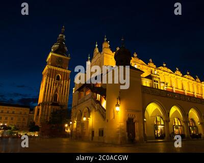 Sukiennice und Rathausturm in Krakau bei Nacht, Polen Stockfoto