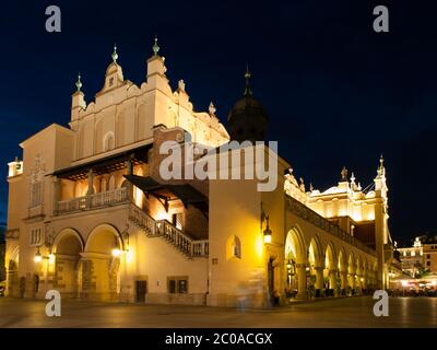 Sukiennice oder Tuchhalle in Krakau bei Nacht, Polen Stockfoto