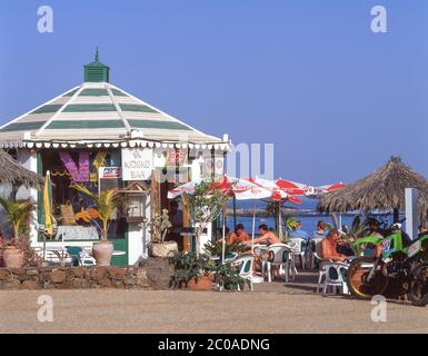 Strandpromenade Café, Las Cucharas Strand, Costa Teguise, Lanzarote, Kanarische Inseln, Königreich Spanien Stockfoto