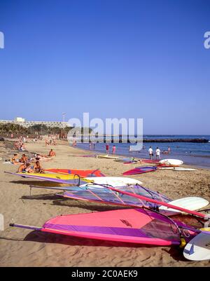 Windsurfbretter mit Segeln am Strand Las Cucharas, Costa Teguise, Lanzarote, Kanarische Inseln, Spanien Stockfoto