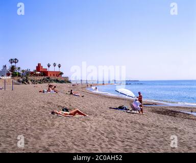 Strandblick, Benalmádena, Costa del Sol, Andalusien (Andalusien), Königreich Spanien Stockfoto