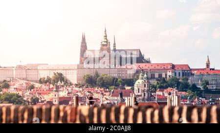 Hradcany und Prager Burg - Blick über die Dächer von Vysehrad, Tschechische Republik Stockfoto