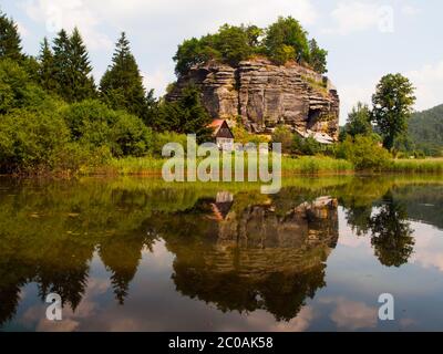 Märchenschloss Ruine auf dem Sandsteinfelsen, Sloup, Tschechische Republik Stockfoto