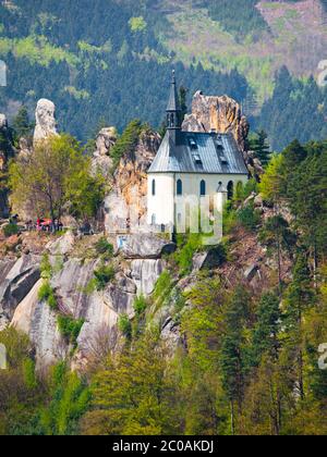 Ruinen des Schlosses Vranov mit kleiner Felskapelle, alias Pantheon, in Mala Skala am sonnigen Frühlingstag mit üppigen grünen Bäumen, Böhmisches Paradies, alias Cesky Raj, Tschechische Republik Stockfoto