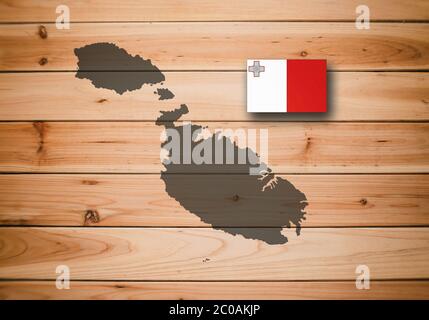 Karte und Flagge von Malta auf Holzhintergrund, 3D-Illustration Stockfoto