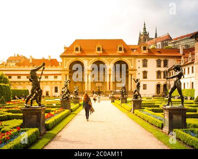 Wallenstein Garten im Barockstil mit Statuen und drei Portalen der Sala Terrena im Schloss Wallenstein - Sitz des Senats der Tschechischen Republik, Kleinseite in Prag, Tschechische Republik Stockfoto