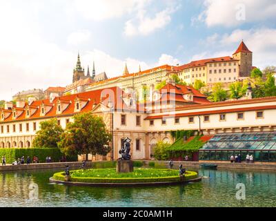 Wallenstein-Gärten mit Teich und Brunnen auf der Prager Burg am sonnigen Sommertag, Kleinseite in Prag, Tschechische Republik Stockfoto