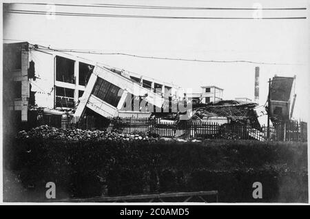 [ Japan der 1920er Jahre - Erdbeben von großem Kanto ] - die Tokyo Electric Works in Kawasaki, Präfektur Tokio, zerstört durch das Erdbeben von großem Kanto (Kanto Daishinsai) vom 1. September 1923 (Taisho 12). Das Beben, das auf der Richterskala eine geschätzte Größe zwischen 7.9 und 8.4 hatte, verwüstete Tokio, die Hafenstadt Yokohama, die umliegenden Präfekturen Chiba, Kanagawa und Shizuoka und forderte über 140,000 Opfer. Silberdruck mit Vintage-Gelatine aus dem 20. Jahrhundert. Stockfoto