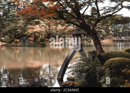 Der schönste japanische Garten mit Steinlaterne Kenrokuen in Kanazawa Stockfoto