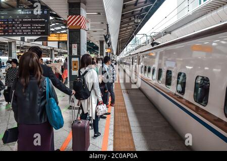 Menschen warten auf Shinkansen-Hochgeschwindigkeitszug auf einem Bahnsteig in Tokio Japan Stockfoto