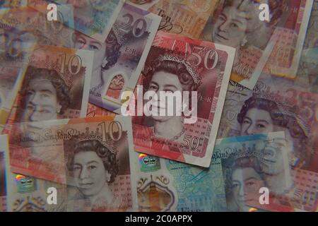 Britische Papierwährung GBP einschließlich £50, £20, £10 und £5 Banknoten. Stockfoto