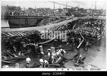 [ Japan der 1920er Jahre - Erdbeben von großem Kanto ] - Japanische Soldaten arbeiten an den Ruinen der Kanabashi-Brücke in Tokio, die vom Erdbeben von großem Kanto (Kanto Daishinsai) vom 1. September 1923 (Taisho 12) zerstört wurde. Das Beben, das auf der Richterskala eine geschätzte Größe zwischen 7.9 und 8.4 hatte, verwüstete Tokio, die Hafenstadt Yokohama, die umliegenden Präfekturen Chiba, Kanagawa und Shizuoka und forderte über 140,000 Opfer. Silberdruck mit Vintage-Gelatine aus dem 20. Jahrhundert. Stockfoto