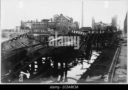 [ Japan der 1920er Jahre - Erdbeben in Kanto ] - die Ruinen der Azumabashi-Brücke Tokyos, die durch das Erdbeben in Kanto (Kanto Daishinsai) vom 1. September 1923 (Taisho 12) zerstört wurden. Im Hintergrund sind die ausgebrannten Sapporo Bierbrauereien zu sehen. Das Beben, das auf der Richterskala eine geschätzte Größe zwischen 7.9 und 8.4 hatte, verwüstete Tokio, die Hafenstadt Yokohama, die umliegenden Präfekturen Chiba, Kanagawa und Shizuoka und forderte über 140,000 Opfer. Silberdruck mit Vintage-Gelatine aus dem 20. Jahrhundert. Stockfoto