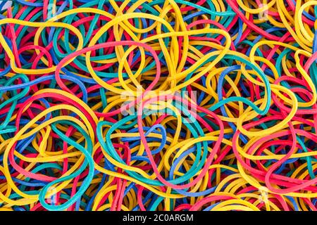 Bunte helle elastische Gummibänder bunten Hintergrund in einem Stapel Haufen Stock Foto Stockfoto